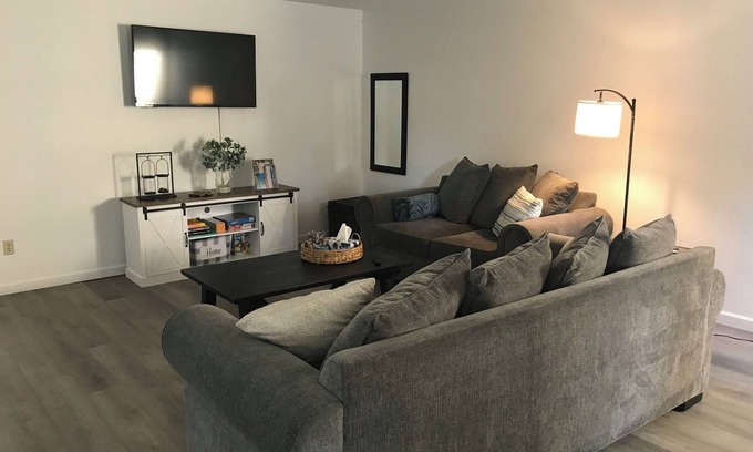 Visalia Condo | Visalia, cozy, clean condo ! Short drive to SEQUOIA NP & downtown.Pets welcome!