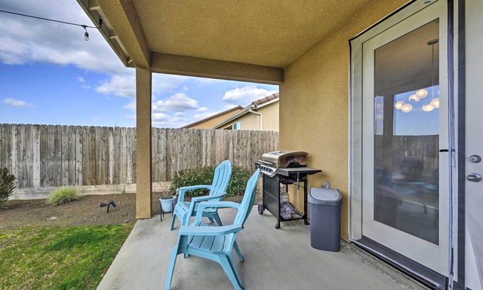 Visalia Cottage | Visalia Home w/Yard: 4 Mi to Downtown!