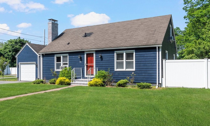 Bristol House | Visit Historical Hope St. Nearby Providence & Newport