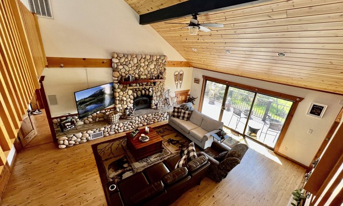 Oakhurst House | Vista Chalet-Yosemite and Bass Lake getaway with Tesla charger