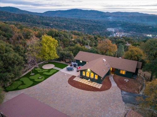 Oakhurst House | Vista Haven with stunning views/hot tub/mini golf