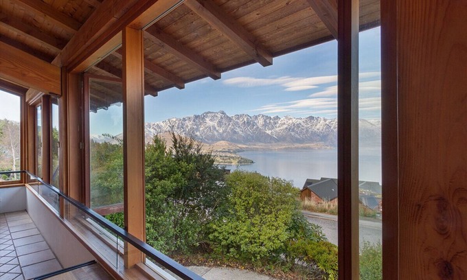 Fernhill Cottage | Vista Retreat - Queenstown Holiday Home