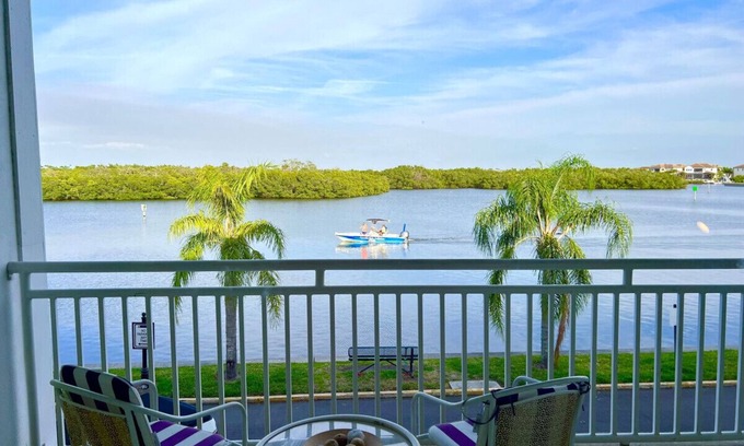Ruskin Apartment | Vitamin Sea- 407- Waterfront Balcony-2 min to beach-resort amenities!