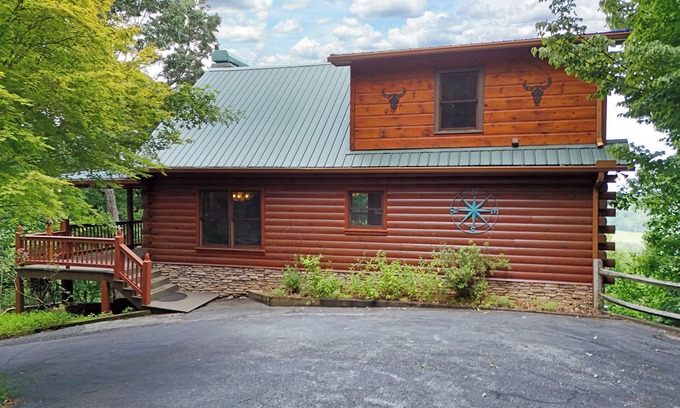 Morganton Cabin | Viva LaVista - Luxury 3br/3ba- Great Mountain Views -Hot Tub- Pool Table- New Listing