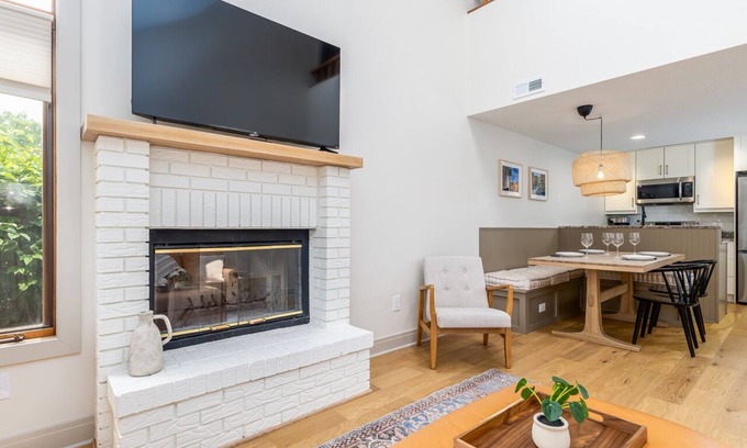 The Galena Territory House | Vivid Fall Colors @ Valleywood! Modern 2BR - Fireplace, Pool Access, WiFi