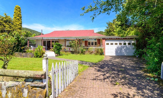 Lake Okareka House | VOGELENZANG AT OKAREKA THE LAKE AND BOAT RAMP DIRECTLY ACROSS THE ROAD