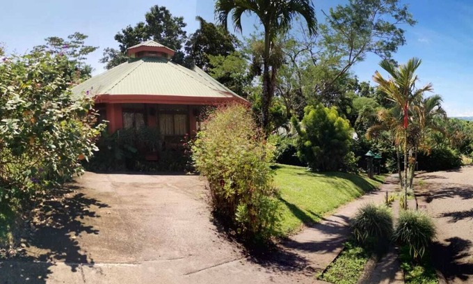 Tilaran Villa | VolCasa with lake view and pool. Bird watcher's haven.