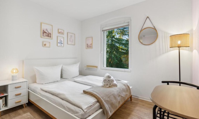 Eichwalde Apartment | Vorstadtoase für 2 - Netflix, Parkplatz, Nähe BER, Queensize-Bett