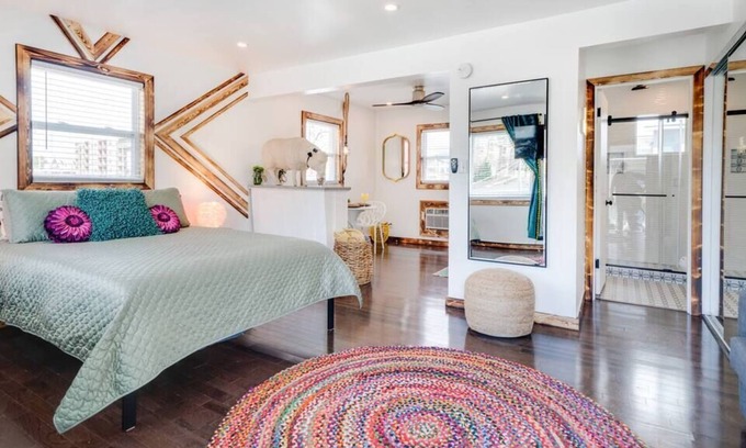 Melrose Apartment | VOTED "HAPPIEST" & "MOST JOYFUL" Nash Condo + Pool