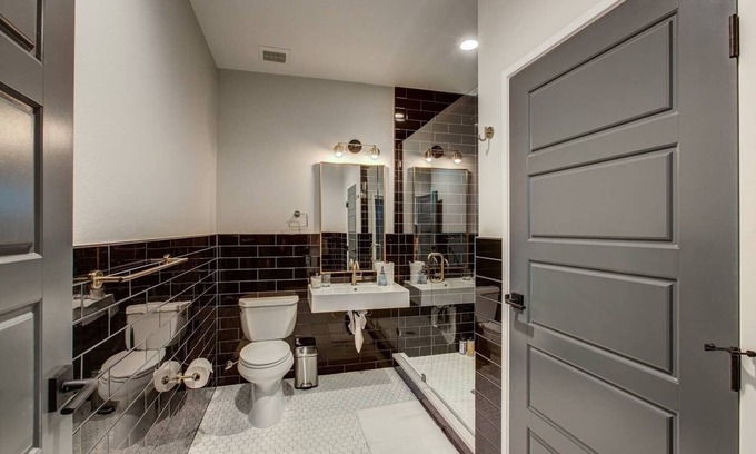 Berkeley Apartment | VRAIN, 2 Bedroom 1 Bath with Full Kitchen