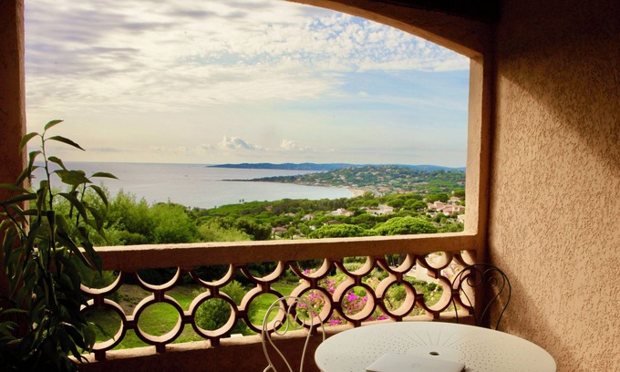 La Nartelle Apartment | Vue sur le Golfe de Sainttropez, Terrasse Couverte Piscine Parking et Plages