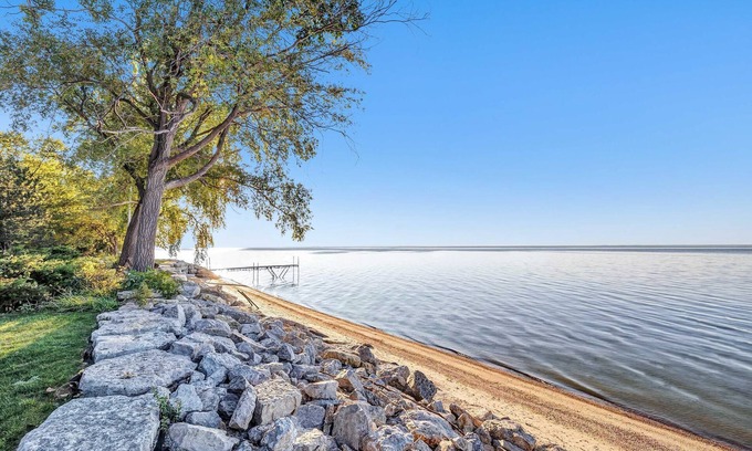 Green Bay House | ⌈W a t e r f r o n t ⌋ cottage with tower! ⏏︎