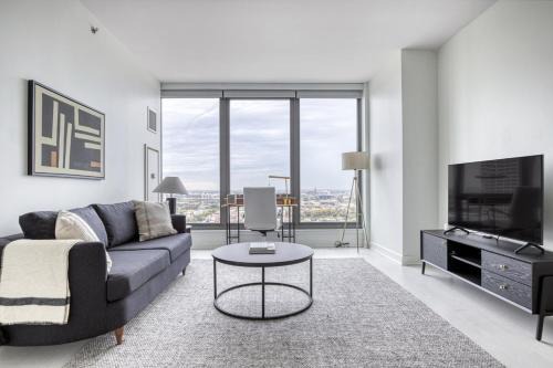 West Loop Apartment | W Loop Studio w Gym Pool Coworking nr UIC CHI-439