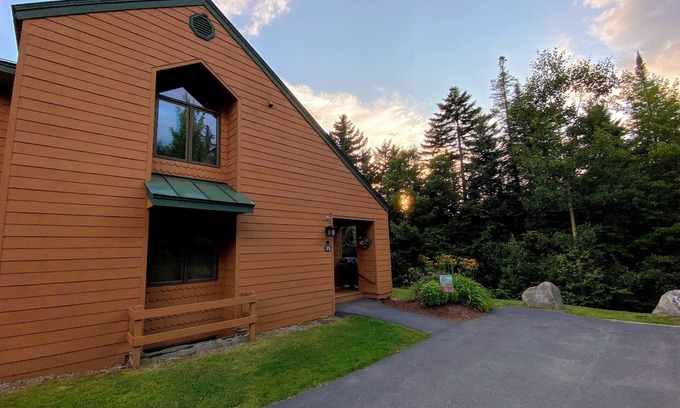 Bretton Woods House | W15 Bretton Woods Townhome less than 1 mile from ski slopes, WiFi, fireplace, privacy, Dog Friendly!