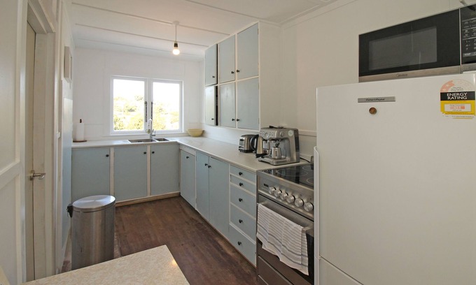 Surfdale Cottage | Waiheke holiday home