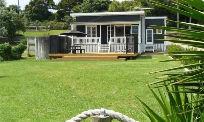 Surfdale House | Waiheke Wonder - 20 steps across park to beach