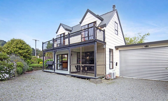 Waikawa House | Waikawa Mountain View - Waikawa Holiday Home