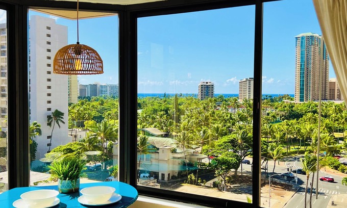 Waikiki Condo | Waikiki Beach Designer Studio with Amazing Views