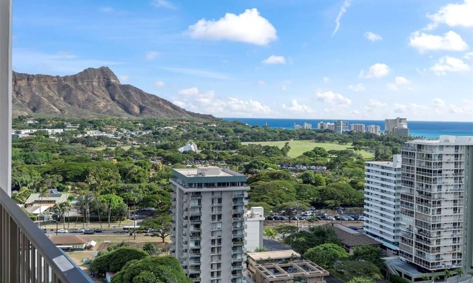 Waikiki Condo | Waikiki Sunset Condo Walk to Beach Free Parking Pool AC WiFi Sleeps 4