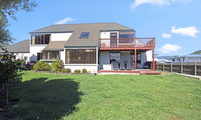 Waikawa Bay House | WAIMARAMA MAGIC – WAIKAWA HOLIDAY HOME, pet friendly in Waikawa