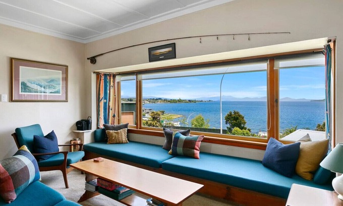 Hilltop House | Waipahihi Charm & Tranquillity