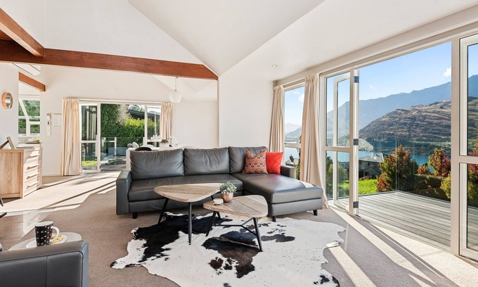 Queenstown Cottage | Wakatipu Views - Queenstown Holiday Home