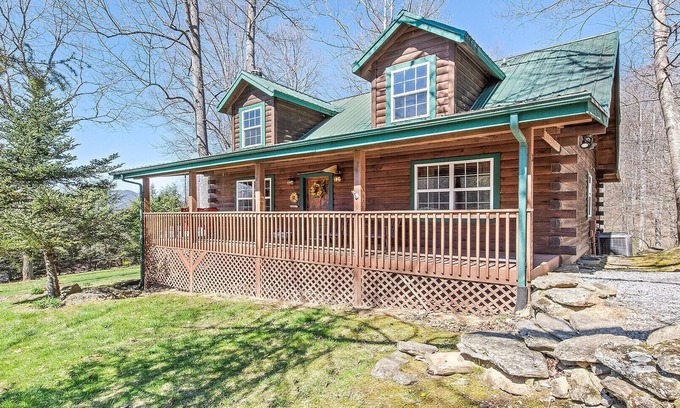 Waynesville House | Wakulla Woods Retreat - stunning mountain home, 2 bedrooms with sleeping loft, 2 bathrooms, centr.