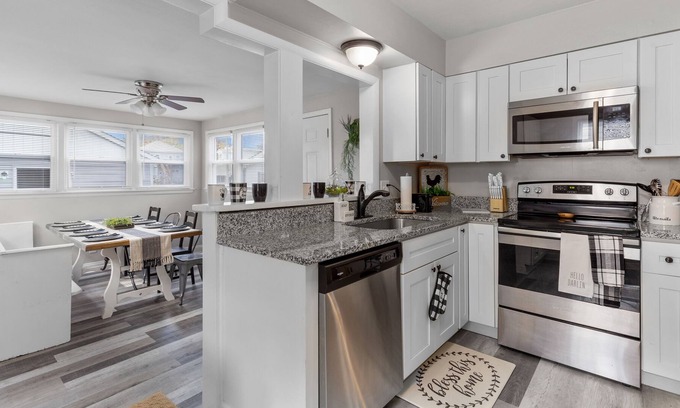 St. Charles Historic District House | Walk 2 Main Street > 2 Blocks > 5 Comfy Beds > Gorgeous