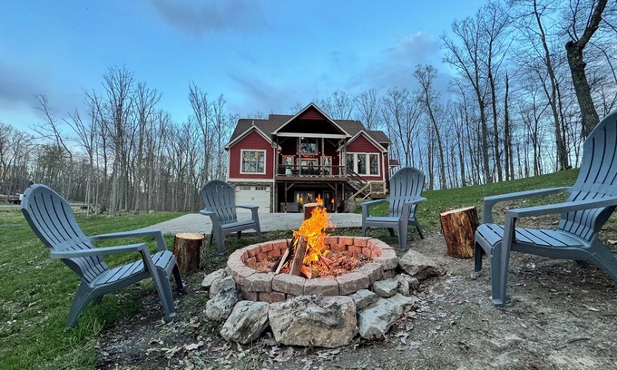 Fayetteville House | Walk 2 NRG Bridge Overlook! BoulderCave+MovieTheater+FirePit+HotTub+PoolTable!
