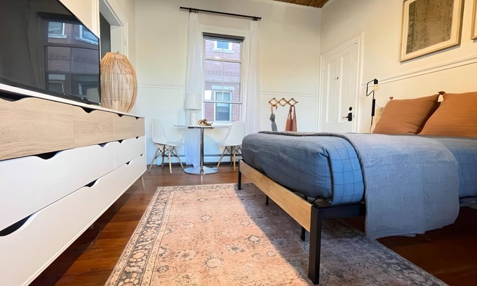 East Bayside Apartment | Walk-able Portland Studio