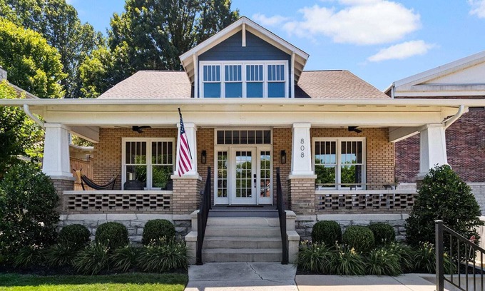 Downtown House | Walk Downtown & Dining - The School St Sweetheart
