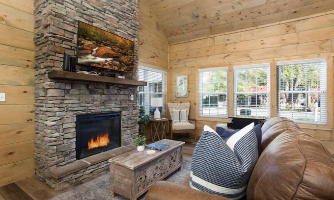 Pigeon Forge Cabin | Walk Into Downtown Pigeon Forge/Arcade/Hot Tub