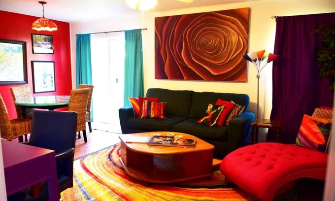 Barton Hills House | Walk to ACL & Zilker ❤️ King Bed 🐟 Unique Fish Tank Bath ✔️ Patio Grill