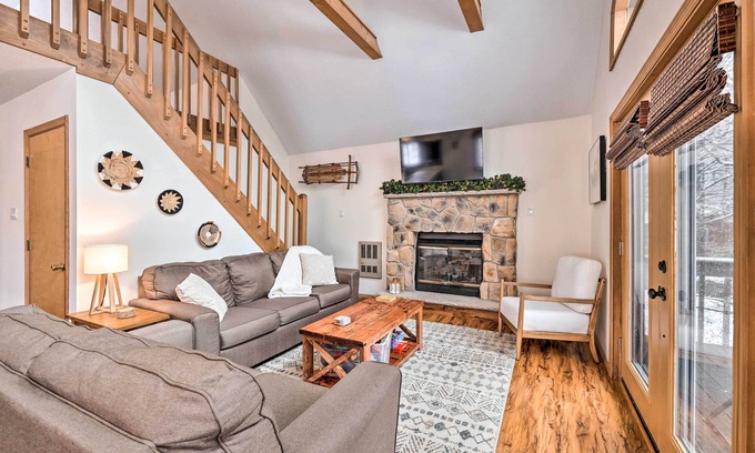 Pocono Lake Cabin | Walk to Arrowhead Lake: Cabin w/Private Hot Tub!
