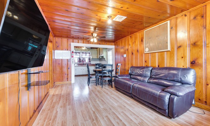 Henderson House | Walk to Atchafalaya Basin: Quiet Getaway w/Yard