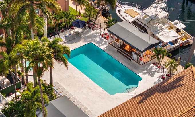Barrier Island Resort | Walk to Beach and Strip- 2 bedrooms, and WiFi in Fort Lauderdale
