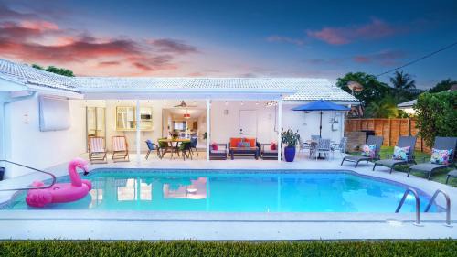 North Palm Beach House | Walk To Beach And Heated Salt Water Pool