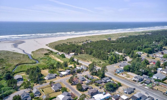 Ocean Park House | Walk to Beach and Town, Fire Pit, BBQ (Bungalows123)
