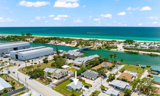 Laurel House | Walk to Beach. Beautifully Renovated 3BR, 2BA Home w/Outdoor Shower & Grille