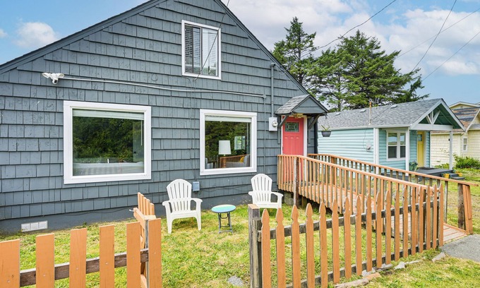 Moclips House | Walk to Beach: Charming Home - 3 Mi to Seabrook
