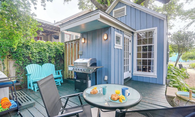 San Jacinto Cottage | Walk to Beach: Galveston Home w/Hot Tub
