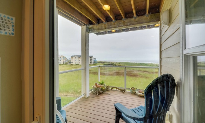 Westport Condo | Walk to Beach: ‘Panoramic Splendor’ Westport Condo