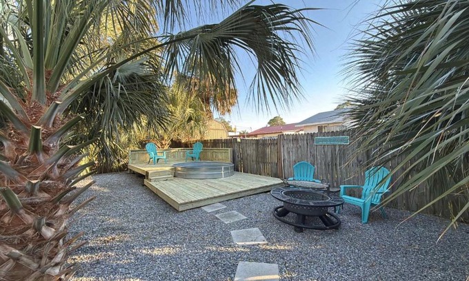 Silver Sands House | Walk to Beach Restaurants Fire Pit Large Porch
