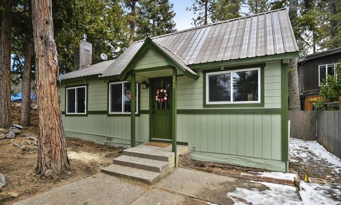 Tahoe City House | Walk to Beach Restaurants & Shops in Tahoe City- Dogs OK -Green Grove Cottage