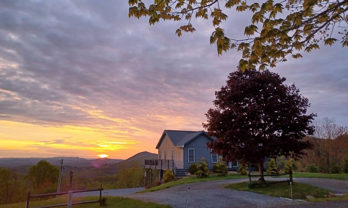 Sparta House | Walk to Blue Ridge Parkway/Waterfalls