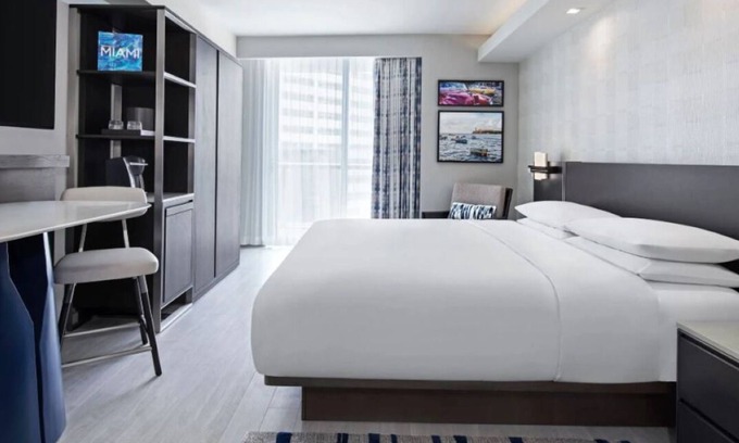Brickell Hotel | Walk to Brickell City Centre & Bayfront Park – Great Views, Pool & Gym Access