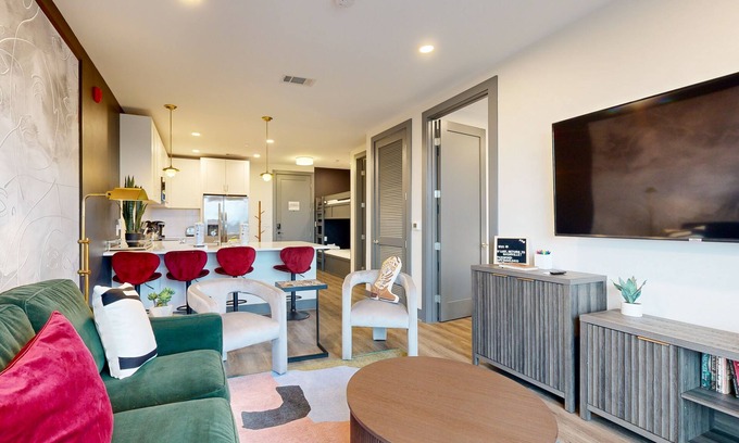Nashville Condo | 🎶 Walk to Broadway! Cozy 6 Person Retreat with All that You Need (and more)! ✨