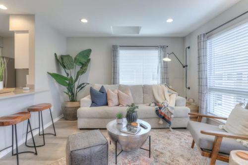 North Capitol Apartment | Walk to Broadway Riverfront Condo with Pool