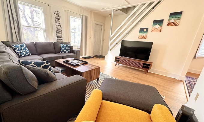 Williamstown House | Walk to campus; open concept kitchen/living;nature trail at end of this quiet st