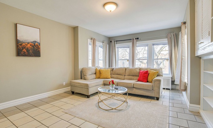 West Ridge Apartment | Walk to Devon Avenue & Warren Park: Chicago Apt!